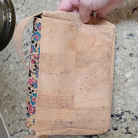 ◇Last price reduction ☆NEW!!! Pure Cork Crossbody - Picture 4 of 11